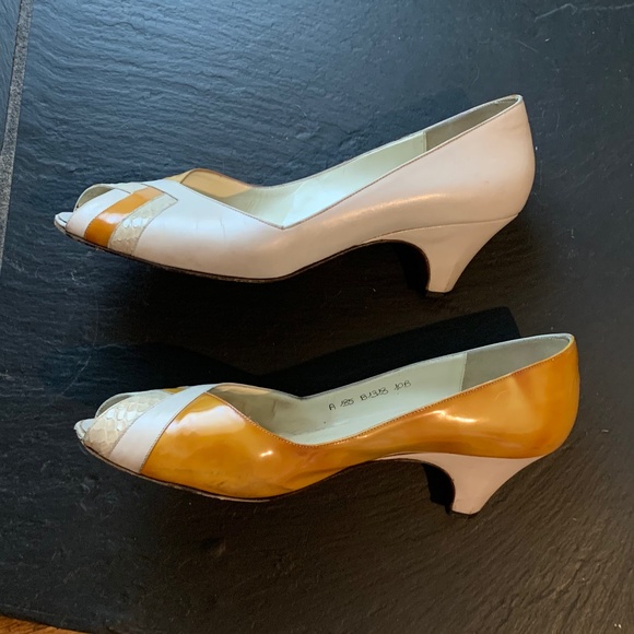 Vintage Two-Tone Peephole Pumps - Picture 7 of 15